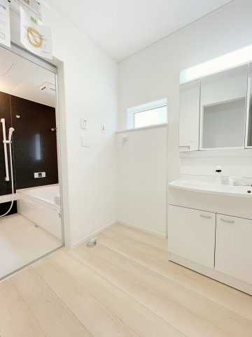 新築戸建・建売　大田原市末広第5　Cradle Garden　全4棟の独立洗面台|三面鏡付きのシャワー付き洗面台の隣には洗濯機置き場完備♪窓付きなので明るい洗面室です！