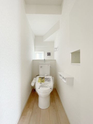 新築戸建・建売　大田原市末広第5　Cradle Garden　全4棟のトイレ|階段下のデッドスペースを有効活用したトイレ！収納付きの機能的なトイレです！