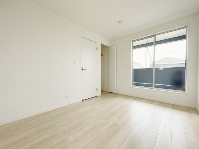 新築戸建・建売　大田原市末広第5　Cradle Garden　全4棟の洋室|バルコニーに面した6帖の洋室は布団を干したり洗濯物が干せたり便利な一部屋です！