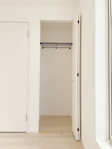 新築戸建・建売　大田原市末広第5　Cradle Garden　全4棟の収納|クローゼット収納は少し小さめですが制服やコートなどをかけておくには十分なスペースです！