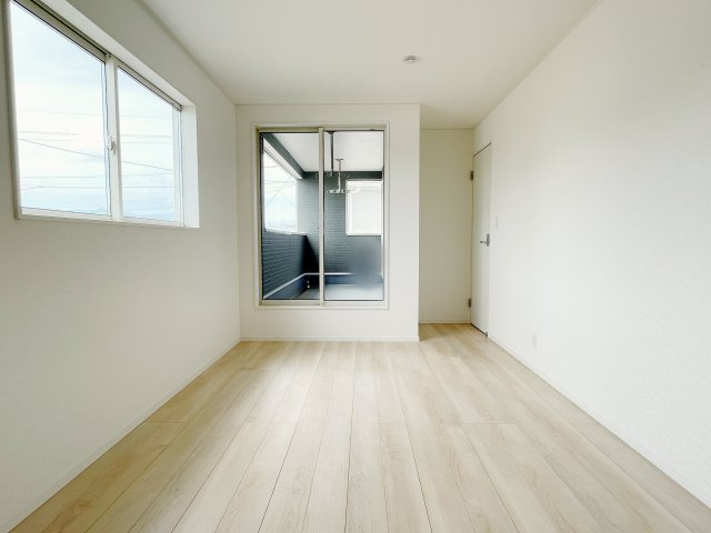 新築戸建・建売　大田原市末広第5　Cradle Garden　全4棟の洋室|8帖のベッドルーム！2面採光で陽当たり良好♪壁面が広くあるので家具の配置がしやすいです！