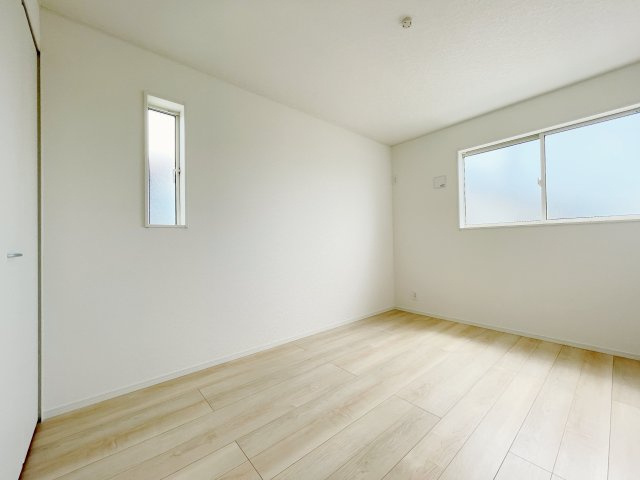 新築戸建・建売　大田原市末広第5　Cradle Garden　全4棟の洋室|6.5帖の洋室は曇りガラスなので隣接している家からの視線が気にならないです♪子供部屋にもピッタリ！