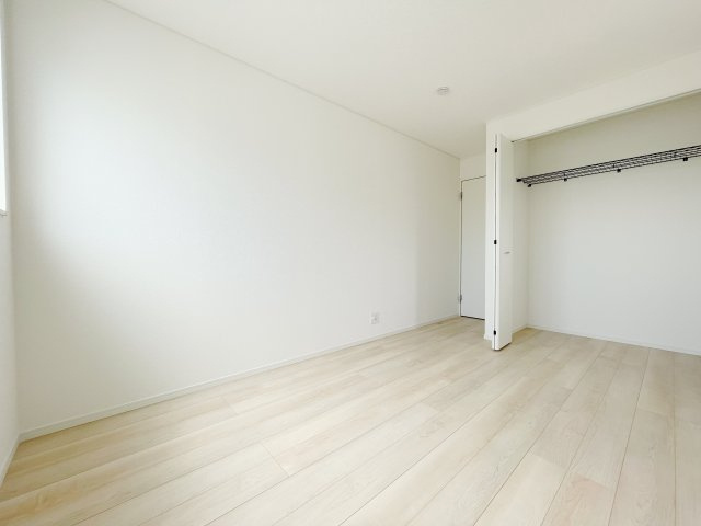 新築戸建・建売　大田原市末広第5　Cradle Garden　全4棟の洋室|棚付きクローゼット収納なので帽子やバッグといった小物収納にも便利です！上手に使えば部屋を広く使えます