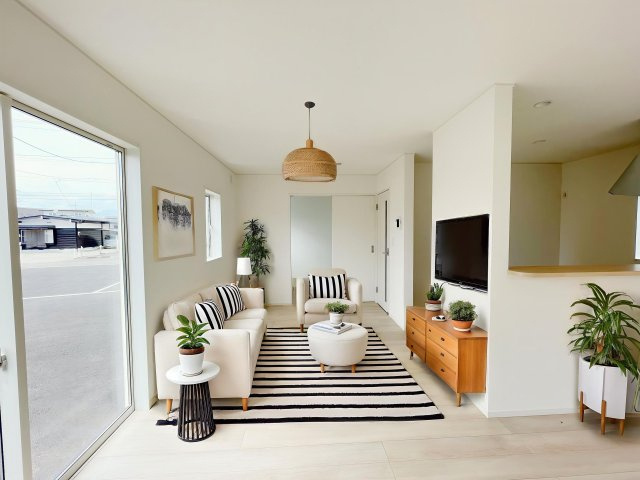 新築戸建・建売　大田原市末広第5　Cradle Garden　全4棟の居間・リビング|画像はAI加工による演出で、実際の家具は付きません。