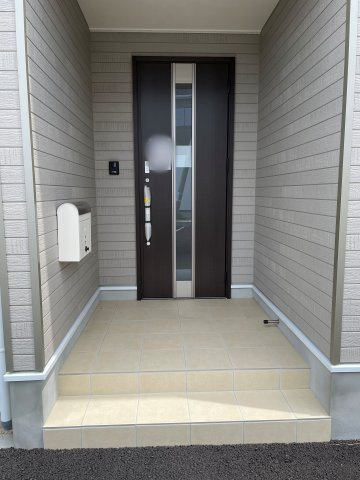 新築戸建・建売　大田原市末広第5　Cradle Garden　全4棟の玄関|人感性んさー付き玄関灯は夜間でも手元・足元を照らしてくれるため安心♪防犯対策にも有効です！