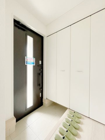 新築戸建・建売　大田原市末広第5　Cradle Garden　全4棟の玄関|玄関ドアの窓から自然光が取り入れられるので明るい玄関♪毎日気持ちよくお出かけできそうですね♪