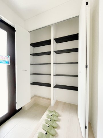 新築戸建・建売　大田原市末広第5　Cradle Garden　全4棟の収納|上部までたっぷり収納できる可動棚付きの玄関収納です！高さを調整できるのが嬉しいポイント！