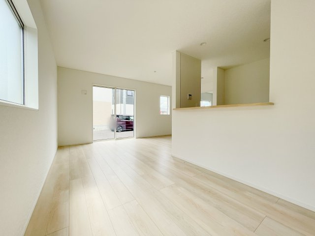 新築戸建・建売　大田原市末広第5　Cradle Garden　全4棟の居間・リビング|配膳や片付けが楽なカウンター付き♪運ぶ時間を短縮できるので朝の忙しい時間帯に嬉しい設備です！