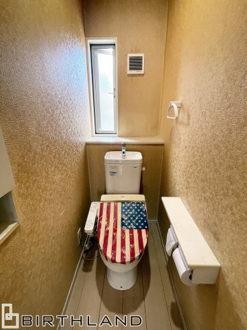 中古戸建・中古住宅　矢吹町善郷内　太陽光パネル搭載　4LDK　善郷小・矢吹中のトイレ|温かみのある壁紙が特徴のトイレ