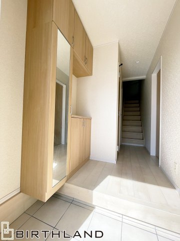 中古戸建・中古住宅　矢吹町善郷内　太陽光パネル搭載　4LDK　善郷小・矢吹中の収納|鏡付きのシューズボックス！温出掛前の身だしなみチェックもばっちりです！