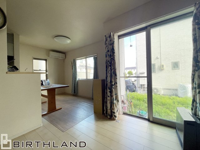 中古戸建・中古住宅　矢吹町善郷内　太陽光パネル搭載　4LDK　善郷小・矢吹中の居間・リビング|カウンターから配膳が楽なリビングダイニング！