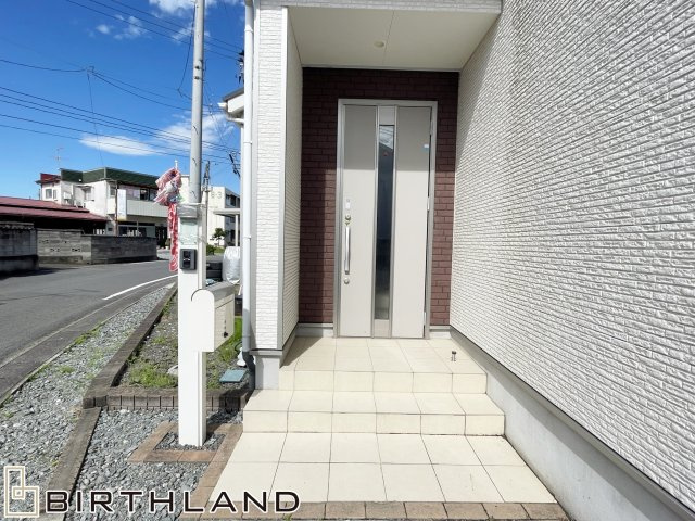 中古戸建・中古住宅　矢吹町善郷内　太陽光パネル搭載　4LDK　善郷小・矢吹中の玄関|玄関ポーチ付き！屋根があるので雨の日も安心！