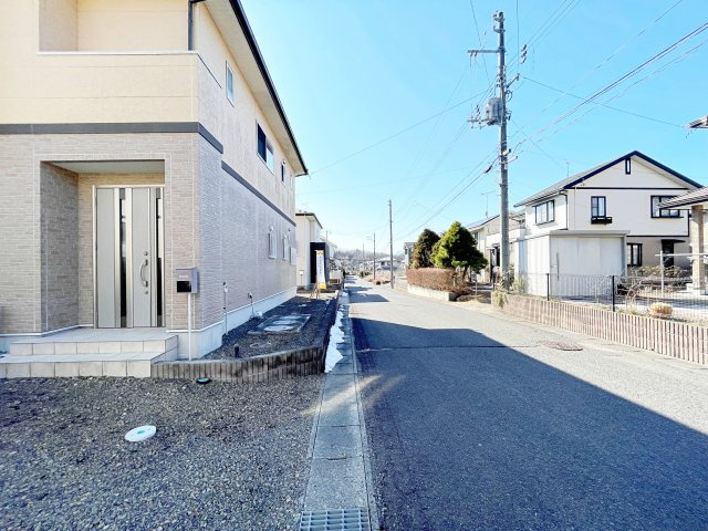 白河市白坂愛宕山　中古戸建　の前面道路含む現地写真