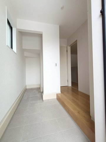 八潮市　八條　新築戸建　全1棟の玄関|施工例です