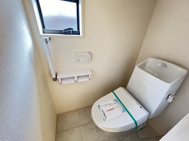 橿原市四条町５期全２棟のトイレ|温水洗浄便座付きトイレ