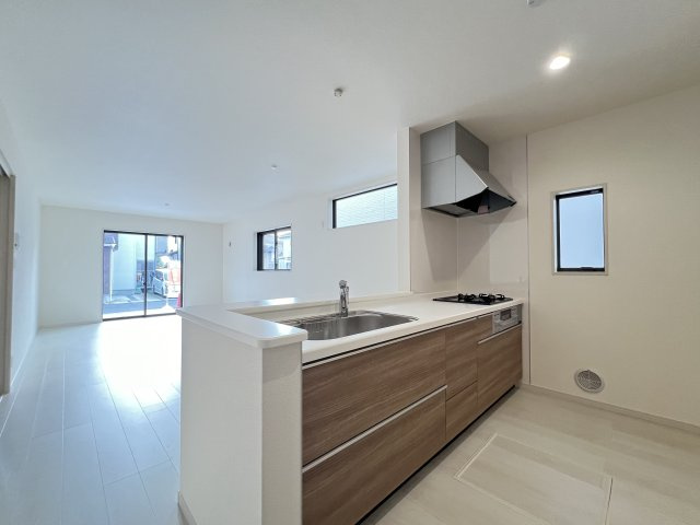 橿原市四条町５期全２棟のキッチン|対面式システムキッチン