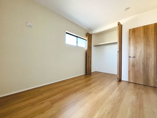 タマタウン　瑞穂市本田　全2区画分譲の洋室|建具やクロスなどをトータルデザインでコーディネートしており、室内に落ち着きと安らぎを与えてくれます。