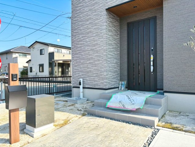 タマタウン　瑞穂市本田　全2区画分譲の玄関|玄関ドアの鍵はディンプルキーと内側はサムターンキーになっており防犯性の高い仕様になっています。