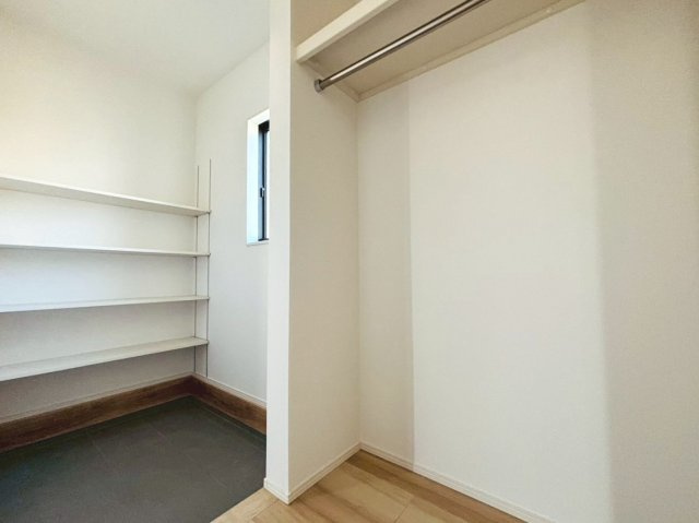 タマタウン　瑞穂市本田　全2区画分譲の玄関|大容量のシューズ収納付きで玄関周りもすっきり！玄関ドアからの光が玄関ホールを明るくしてくれます。