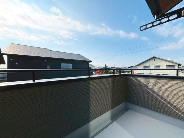 タマタウン　瑞穂市本田　全2区画分譲のバルコニー|バルコニーは南向きで洗濯物もよく乾きます！強度と表面積硬度を持つFPRで防水しています。