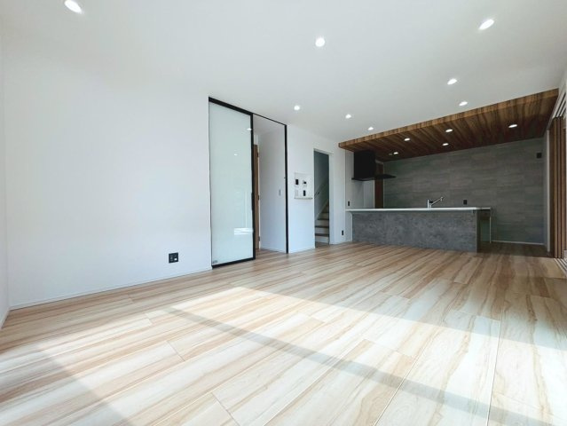 タマタウン　瑞穂市本田　全2区画分譲の居間・リビング|最高級グレードの床材グラフィアート仕様。家族が増える事を考えて約20帖近くの広さにこだわっています
