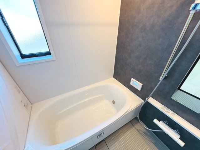 タマタウン　瑞穂市本田　全2区画分譲の浴室|雨天時の洗濯物も安心な換気暖房乾燥機も完備。お子さまやお年寄りが入浴しやすい、あんしん設計です。