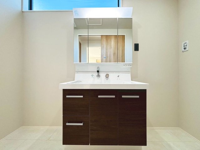 タマタウン　瑞穂市本田　全2区画分譲の独立洗面台|ミラー扉の内側がすべて収納スペースになっています。女性の目線で考えた使いやすさを備えています。