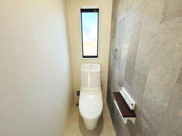 タマタウン　瑞穂市本田　全2区画分譲のトイレ|超節水型の水洗トイレを標準採用。汚れが付きにくいコーティング加工で、いつでも清潔に保てる便座を装備。