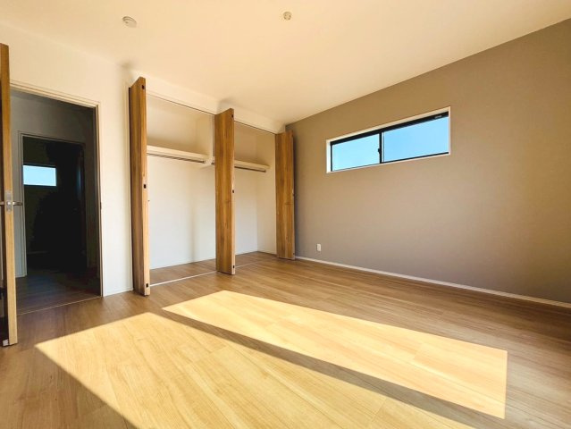 タマタウン　瑞穂市本田　全2区画分譲の寝室|全居室にたっぷり収納できる大型収納を設置。窓ガラスは断熱性能や結露防止効果の高いペアガラスです。