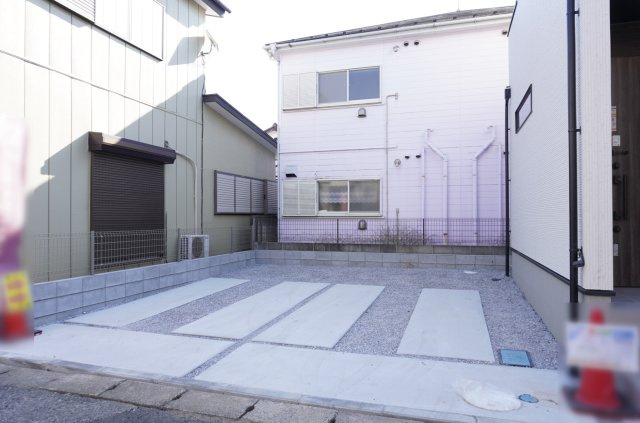 草加市八幡町 新築分譲住宅の駐車場