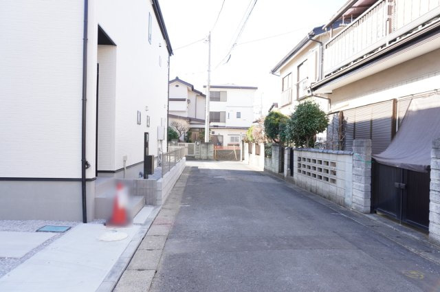 草加市八幡町 新築分譲住宅の前面道路含む現地写真