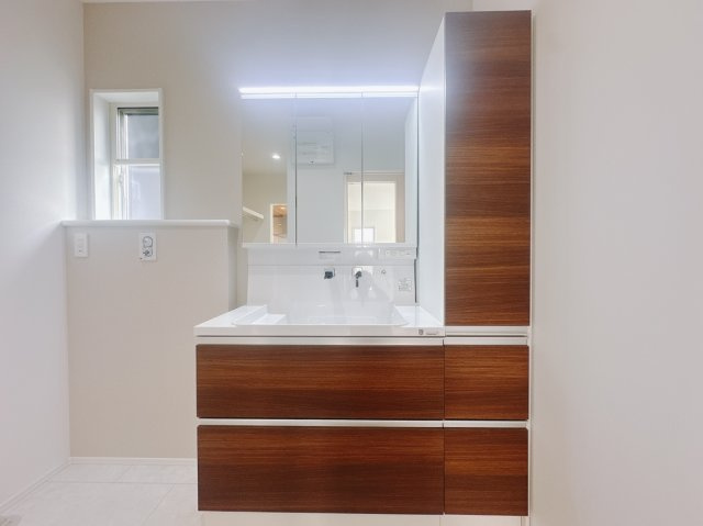 【新築戸建】高崎市箕郷町生原　の独立洗面台|■洗面室｜大きな鏡で朝の身支度もラクラク♪毎日の忙しい準備が楽しくなる洗面所です(^^