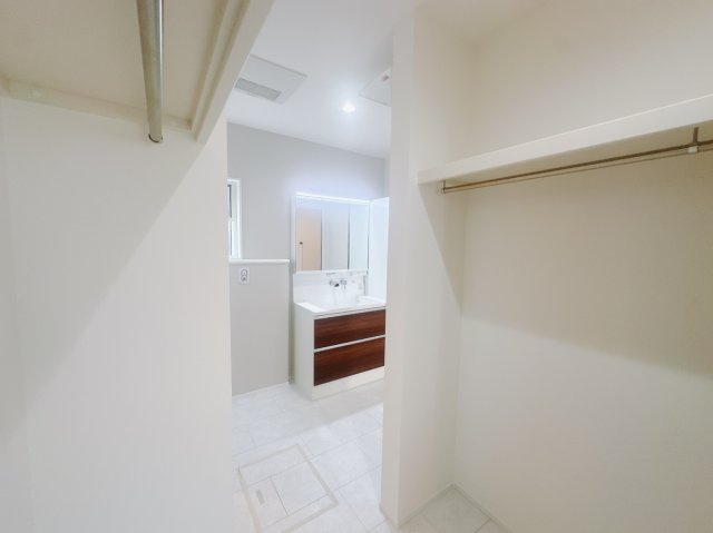 【新築戸建】高崎市箕郷町生原　の独立洗面台|■洗面室｜リネンスペースには、タオルやバスタオル・着替えなどが置けるので大変便利です♪買い置きした洗剤もしまえてどんな時も綺麗な状態を保てます♪