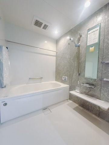 【新築戸建】高崎市箕郷町生原　の浴室|■浴室｜大人が足を伸ばしても入れる広々浴槽ですので、肩まで浸かって体全体をしっかり温められます。大きな窓がついておりますので、湿気で篭りがちなバスルームも換気することができます( ＾＾ )