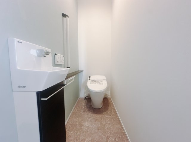 【新築戸建】高崎市箕郷町生原　のトイレ|■トイレ｜白で統一されているトイレになっています。手洗い水道も付いてますので安心です♪