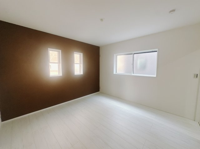 【新築戸建】高崎市箕郷町生原　の寝室|■主寝室｜寝室にはアクセントクロスをあしらい、ホテルのような落ち着いた空間を演出しました。南向きなので陽当りも良く、朝は爽やかな陽射しがお部屋を包みます☆