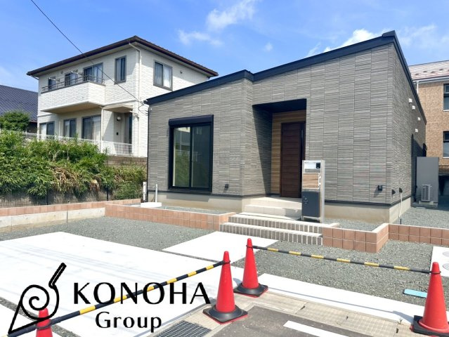 【新築戸建】高崎市箕郷町生原　の外観|■外観｜陽だまりのリビング、家事らくキッチンのお家、ついに完成！永く住むほどに愛着を深める、味わい豊かなデザインです。完成したばかりの新築を、一度ご覧になってみませんか？