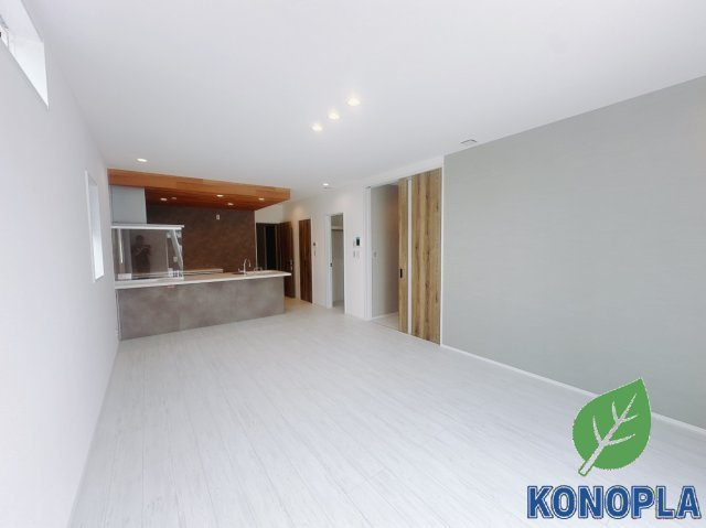 【新築戸建】高崎市箕郷町生原　の居間・リビング|■リビング｜オシャレなあなたなは、どんな家具をアクセントクロスに合わせますか？