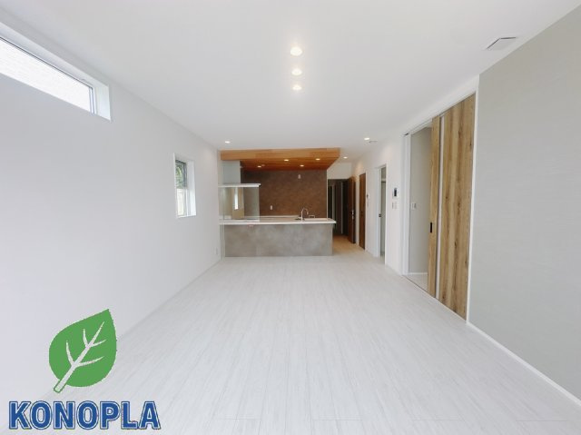 【新築戸建】高崎市箕郷町生原　の居間・リビング|■リビング｜陽当たり良好のリビングダイニング♪賃貸では叶わなかった、お友達とのホームパーティや大音量で映画やテレビを楽しむことができます(*^^*)