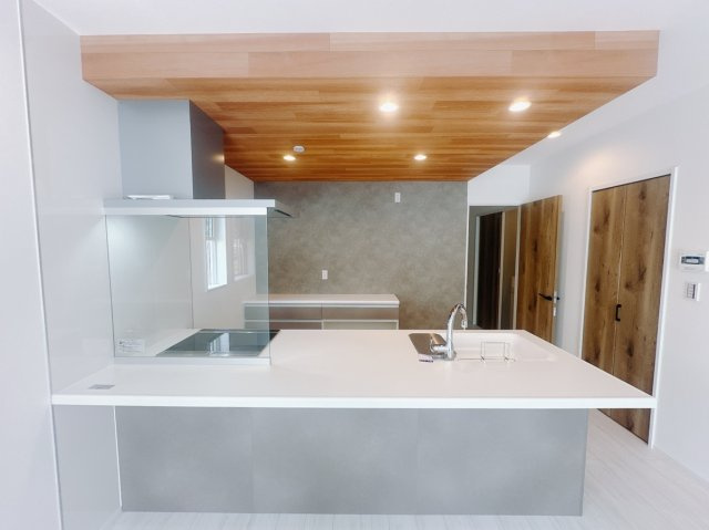 【新築戸建】高崎市箕郷町生原　のダイニング|■ダイニング｜忙しい朝でもご家族そろってお食事を楽しんでいただける、ゆとりあるダイニングスペース。ダイニング横にはご家族のワークスペース「スタディカウンター」をご用意しました( ＾＾ )