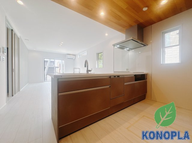 【新築戸建】高崎市箕郷町生原　のキッチン|■キッチン｜お料理をしながら会話も弾むカウンターキッチン。出来上がったお料理をカウンター越しからお子様に運んでもらったりと、お手伝いも楽しくしてもらえることができます♪