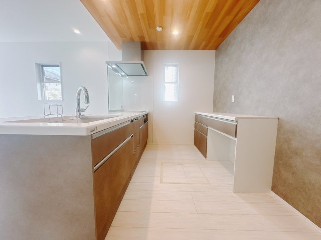 【新築戸建】高崎市箕郷町生原　のキッチン|■キッチン｜ワークトップ下には、圧力鍋やパスタ鍋などのかさばる調理器具もラクラク収納可能なスライド収納！ものが溢れがちなキッチン回りもスッキリきれいに管理ができます♪