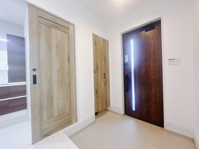 【新築戸建】高崎市箕郷町生原　の玄関|■玄関｜「玄関から、我が家を心地よく。自然の風や光を感じられる気持ちのいい玄関へ。」永く居心地のいい暮らしを演出する快適性能と安心を両立させたドアを採用しました！