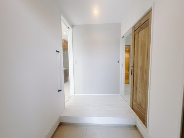 【新築戸建】高崎市箕郷町生原　の玄関|■玄関｜毎日の「いってらっしゃい」や「お帰りなさい」を大切なご家族と過ごす玄関は〈使いやすさ〉を追求しております。玄関横の物入は急な来客時でもさっとお片付けできるスペースを確保しています。