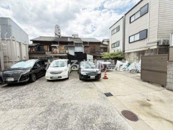 アパートメント2210の駐車場
