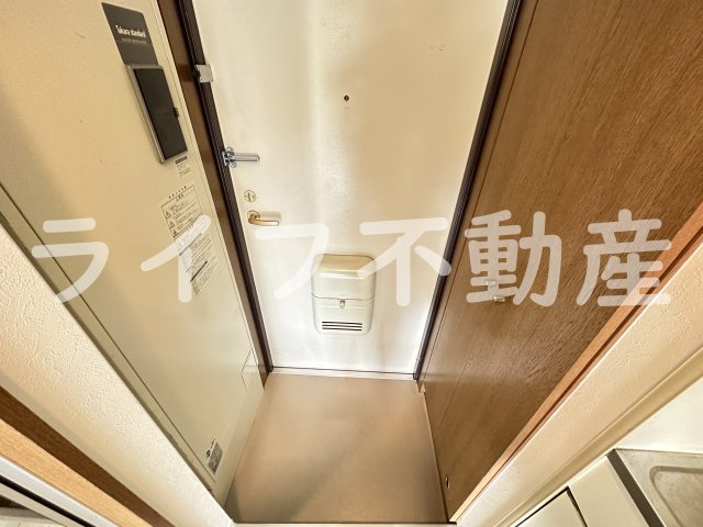 イマザキマンションエヌワンの玄関|収納もある玄関です