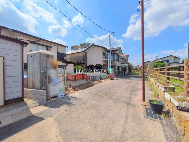 草加市八幡町 新築分譲住宅の前面道路含む現地写真