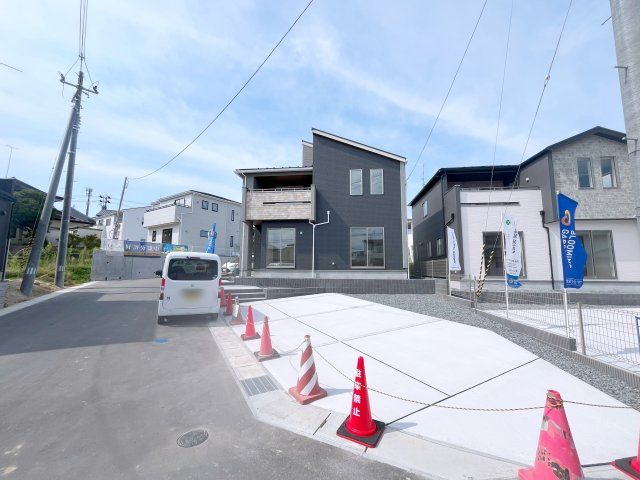 新築戸建・建売　郡山市安積町南長久保1丁目　BLOOMING GARDEN　全2棟の外観|Wロック電池錠で安全かつ便利な玄関！暗い夜でも簡単に施錠できます♪