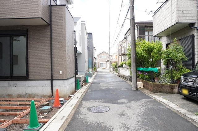 越谷市大字下間久里 新築分譲住宅 全2棟 No,2の前面道路含む現地写真