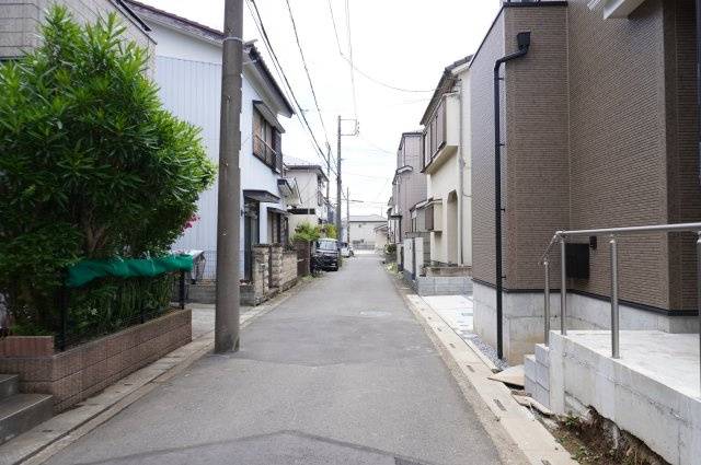 越谷市大字下間久里 新築分譲住宅 全2棟 No,2の前面道路含む現地写真